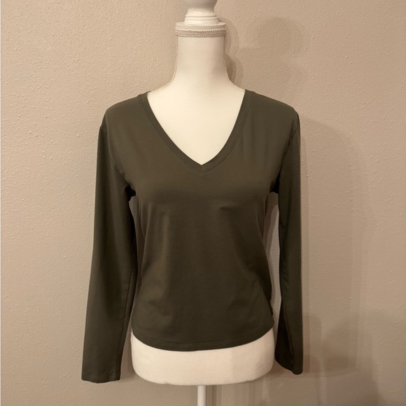 Athleta Essential V-Neck Top Size Small - Picture 2 of 9